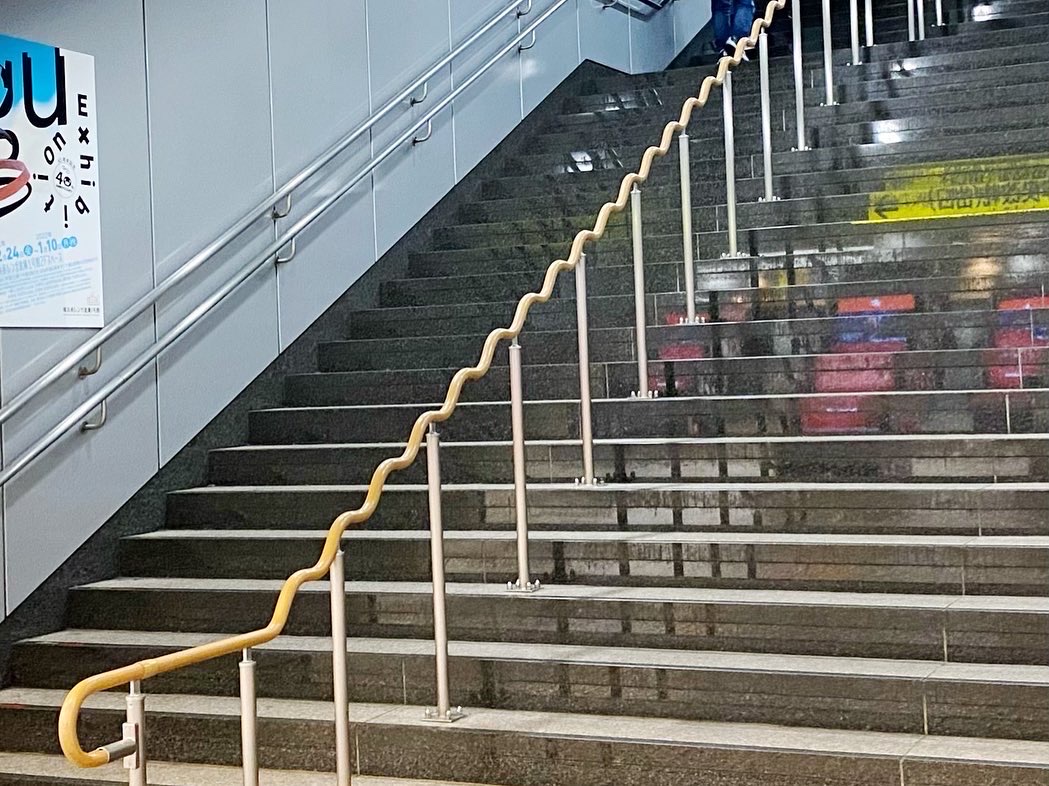 駅の階段にもユニバーサルデザインが使われています！（2022.01.08
